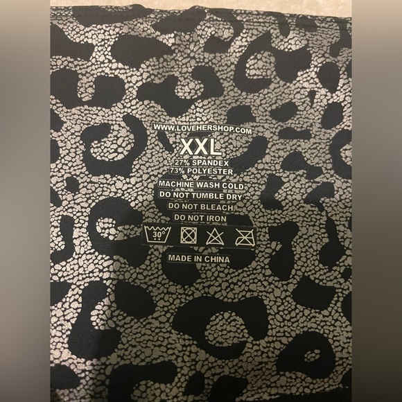 Black with shiny pattern pocket 7/8 leggings- XX-large NWOT - Picture 5 of 5